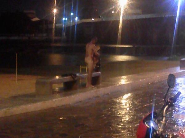 Homem nu é fotografado tomando banho em praça no Piauí