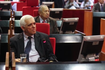 Mensagem reajusta vencimento de técnicos-administrativos da Uespi