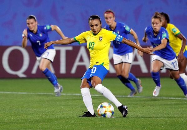 Expectativa &eacute; de que Marta consiga atuar os 90 minutos contra as francesas.(Imagem:Reuters)