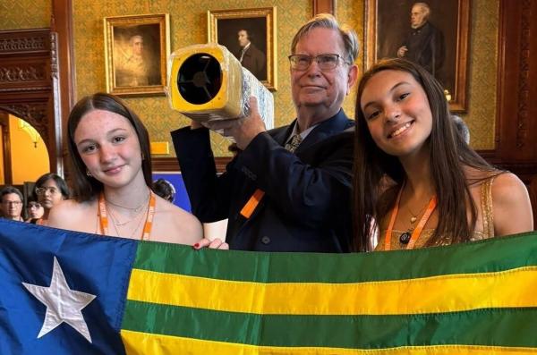 Telescópio produzido por estudantes da rede estadual é entregue a ganhador do Prêmio Nobel de Física