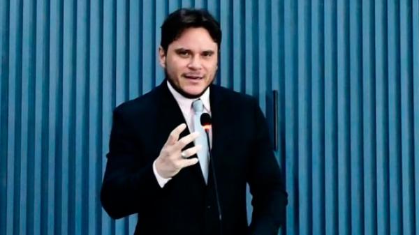 Carlos Eduardo questiona morosidade na reforma de escola de Floriano