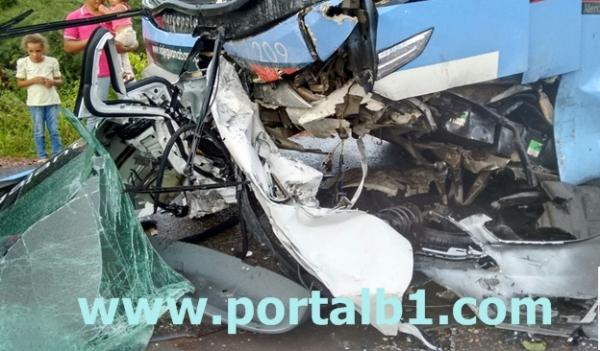 Casal morre ao colidir veículo com ônibus em rodovia do PI