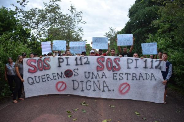 Moradores fazem protesto na PI-112.(Imagem:Divulga&ccedil;&atilde;o)