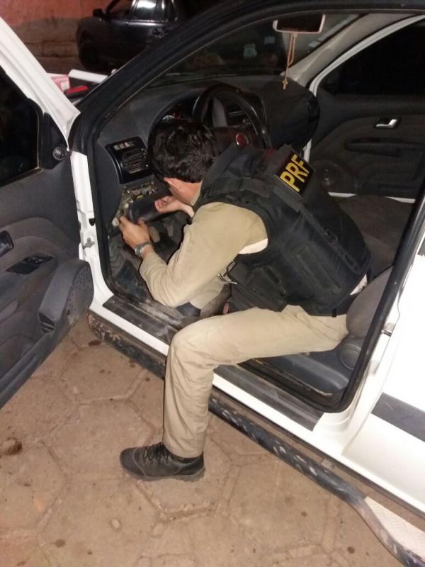 Prf recupera ve&iacute;culo roubado(Imagem:Divulga&ccedil;&atilde;o/PRF)