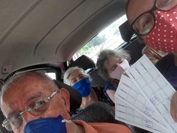 Idosa de 83 anos toma vacina contra Covid-19 junto com marido e irmã no PI: "muito emocionante"