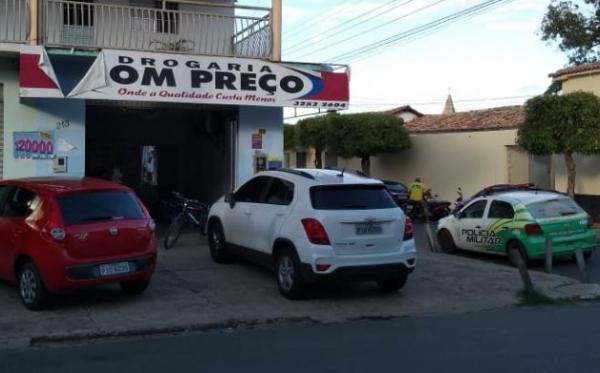 Dupla de criminosos assalta drogaria no centro de Campo Maior