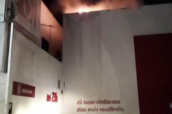 Inc&ecirc;ndio atinge farm&aacute;cia no Centro de Teresina(Imagem:Reprodu&ccedil;&atilde;o)