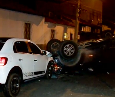 Pick up capota e condutora fica ferida em acidente no centro de Teresina