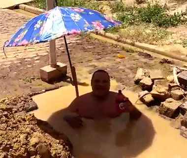 Vídeo: buraco vira "piscina" em protesto contra vazamento