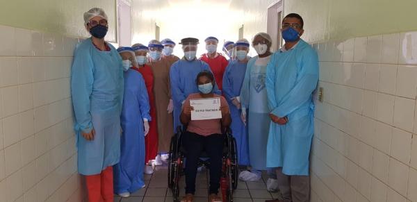 Primeira paciente curada da Covid-19 no Hospital de Simplício Mendes é homenageada