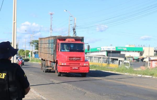 Criminosos caem de alça de ponte durante fuga após tomarem carro em assalto