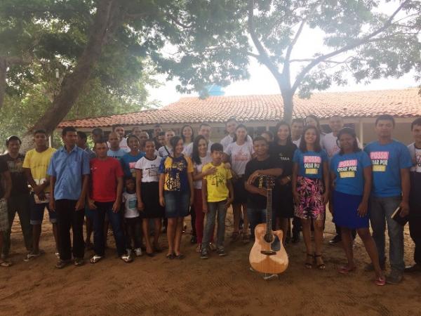 Gilberto Júnior visita Comunidade Terapêutica em companhia de jovens