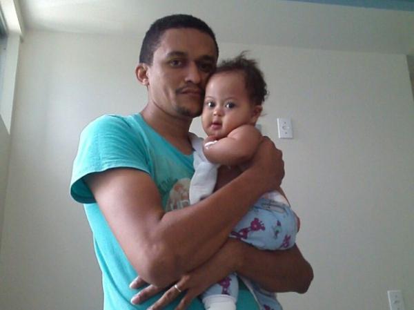 "Vencemos a batalha", diz pai de bebê com doença congênita após cirurgia