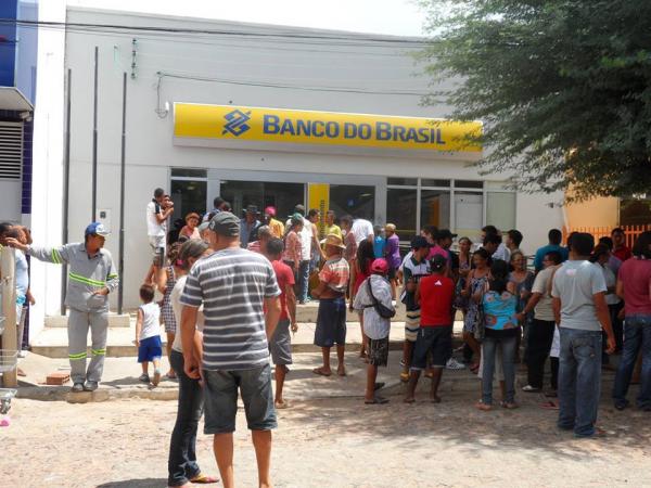 Bando faz tiroteio, assalta banco e leva gerente e clientes como reféns no PI