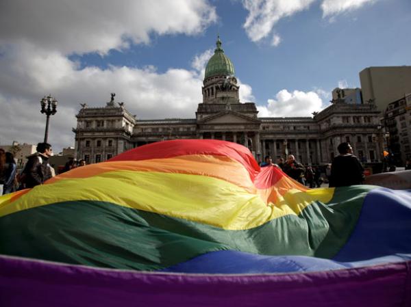Manifestantes pr&oacute;-casamento gay fazem ato em frente ao Congresso da Argentina, em Buenos Aires, nesta quarta-feira (14). (Imagem:AP)