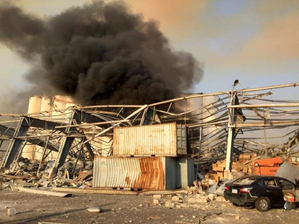 Coluna de fuma&ccedil;am sobre Beirute, nesta ter&ccedil;a (4). Uma grande explos&atilde;o ocorreu na cidade.(Imagem: Reuters/Mohamed Azakir)