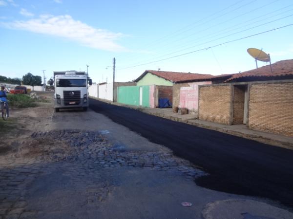 Rua Fernando Marques recebe pavimenta&ccedil;&atilde;o asf&aacute;ltica.(Imagem:FlorianoNews)