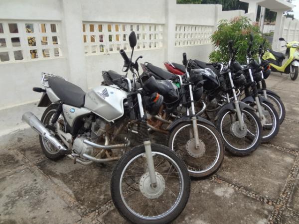 Opera&ccedil;&atilde;o Policial resulta na apreens&atilde;o de sete motocicletas.(Imagem:FlorianoNews)
