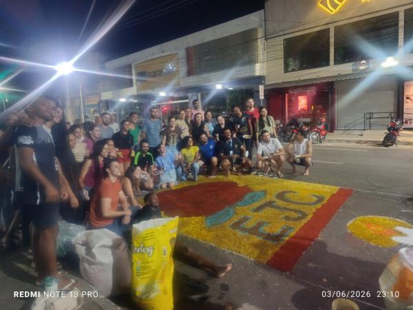 Jovens da Diocese de Floriano confeccionam tapetes de Corpus Christi em demonstração de fé e devoção