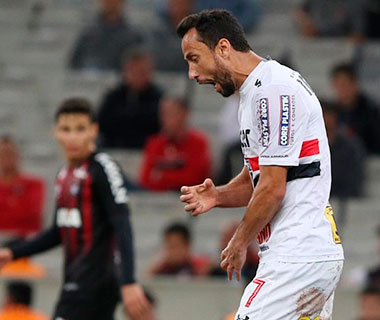 São Paulo vence Atlético-PR e quebra tabu de 36 anos
