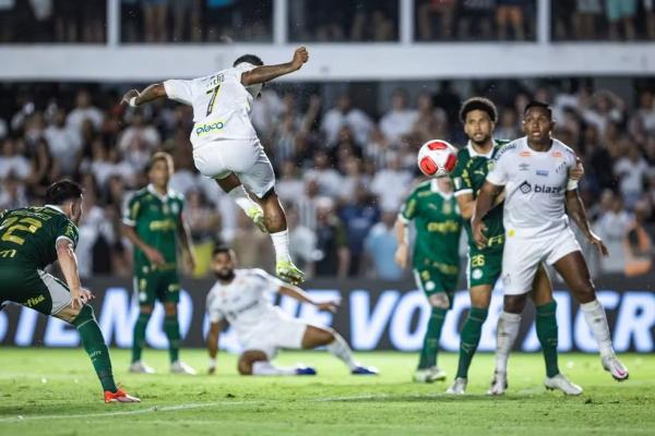 Otero sobe para cabecear e fazer gol do Santos contra o Palmeiras.(Imagem:Abner Dourado/AGIF)