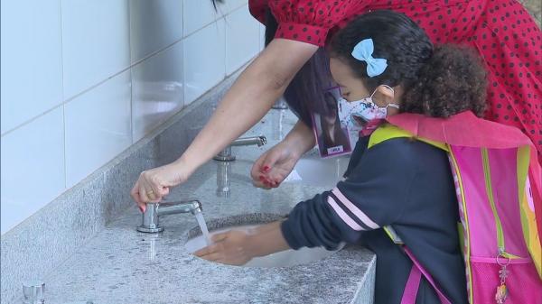 Volta às aulas: pais apostam no diálogo para manter filhos protegidos contra Covid
