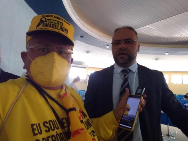 Joab Curvina com o rep&oacute;rter Amarelinho(Imagem:FlorianoNews)