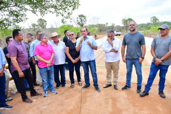 Vereadores de Floriano participam de entrega da ponte que dá acesso à localidade Saco.(Imagem:CMF)