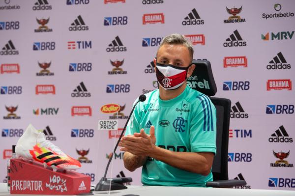Rafinha diz que pode renovar com Fla, mas revela desejo de jogar no Coritiba