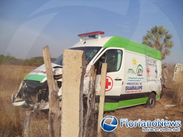 Acidente envolvendo carreta e ambul&acirc;ncia deixa quatro feridos.(Imagem:FlorianoNews)
