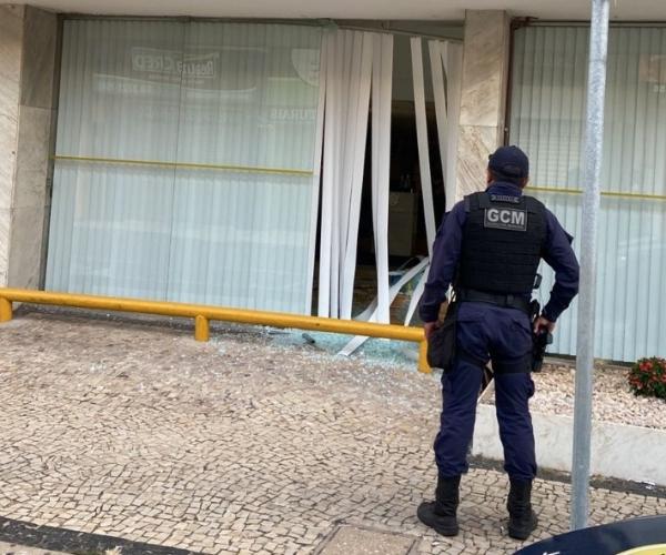 Suspeitos invadem agência bancária e furta armas e munições no Centro de Teresina