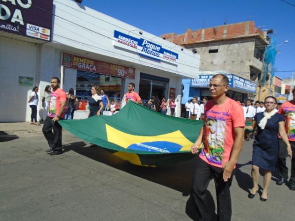 Desfile abre gincana de anivers&aacute;rio do Col&eacute;gio Industrial.(Imagem:FlorianoNews)