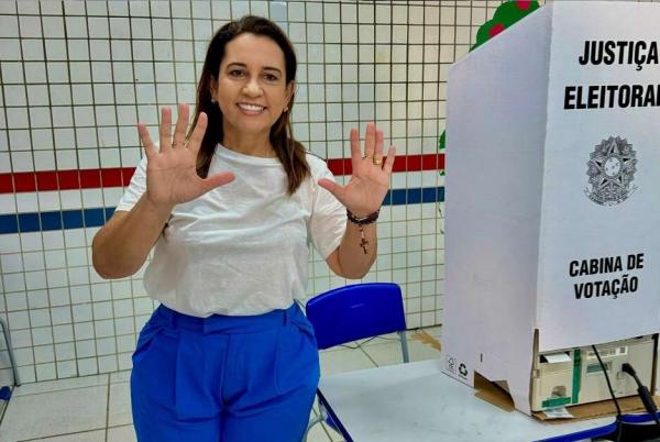 Candidata Claudimê Lima, da Coligação "O trabalho vai continuar!", vota em Barão de Grajaú