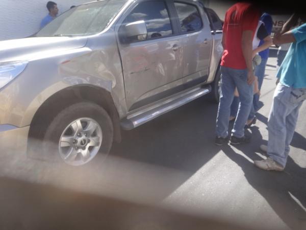 Carro capota após colidir com carreta no Centro de Floriano.(Imagem:FlorianoNews)