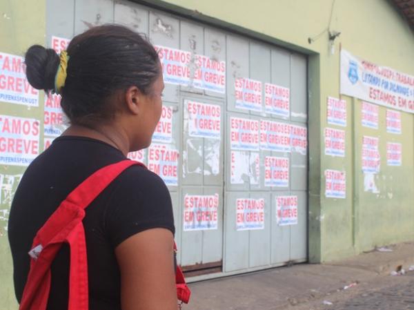 Mulher revela afli&ccedil;&atilde;o e n&atilde;o deixa o pres&iacute;dio em busca de informa&ccedil;&otilde;es.(Imagem:Fernando Brito/G1)