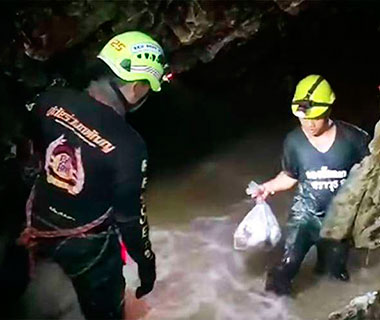 Seis crianças são resgatadas de caverna na Tailândia; operação continua