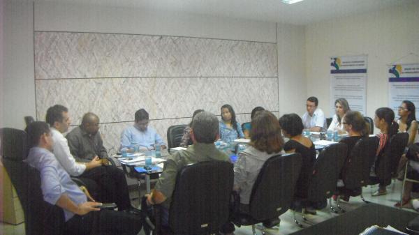 Prefeito de Floriano se reúne com integrantes da Coordenadoria de Enfrentamento às Drogas