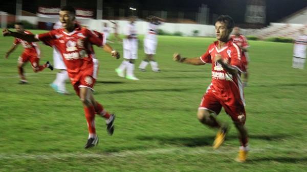 Pretinho, maior artilheiro da hist&oacute;ria do 4 de Julho, comemora gol contra o River-PI.(Imagem: Josiel Martins)