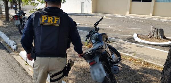 PRF apreende motocicleta em Teresina com mais de R$ 10 mil em multas