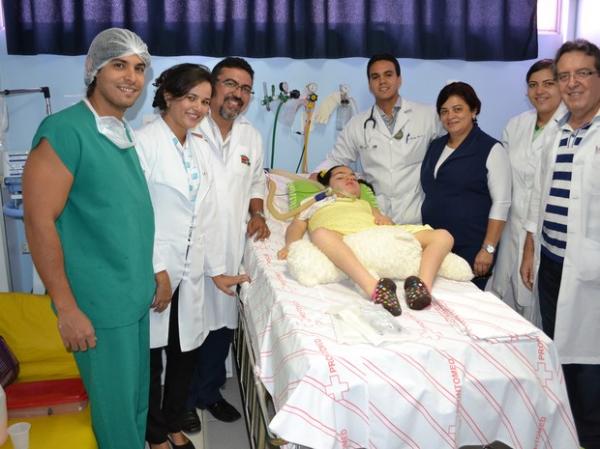 Criança com doença rara volta para casa após 10 anos em hospital do PI