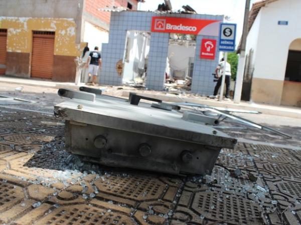 Tampa do cofre foi parar no meio da rua ap&oacute;s a explos&atilde;o da ag&ecirc;ncia.(Imagem:Gil Oliveira/G1)