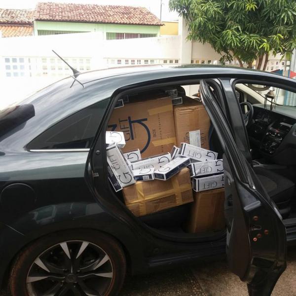 For&ccedil;a T&aacute;tica apreende R$ 7 mil em carga de cigarros no Centro de Floriano.(Imagem:Divulga&ccedil;&atilde;o/Pol&iacute;cia Militar)