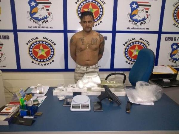 Florianense &eacute; detido em barreira policial com drogas e arma pertencente a PM do Piau&iacute;.(Imagem:PM/MA)