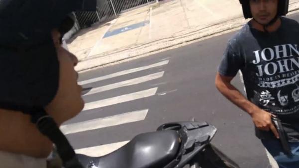Policiais discutem durante abordagem e antes de homic&iacute;dio(Imagem:Reprodu&ccedil;&atilde;o)