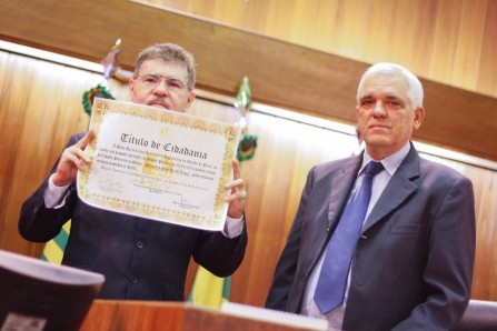 Assembleia entrega título de cidadania para agrônomo cearense