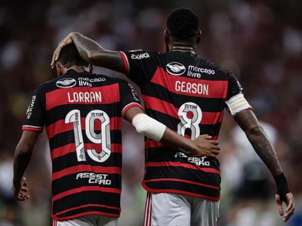 Lorran e Gerson comemoram ap&oacute;s gol do jovem no Flamengo x Corinthians.(Imagem: Pedro Martins)