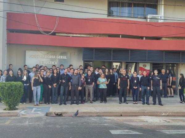 Vestidos de preto servidores protestaram na Procuradoria Geral de Justi&ccedil;a (Imagem:Sindsemp / Divulga&ccedil;&atilde;o)