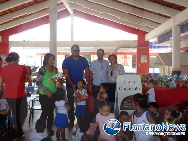 Cacau Show de Floriano doa ovos de chocolate para crian&ccedil;as da Creche Municipal.(Imagem:FlorianoNews)