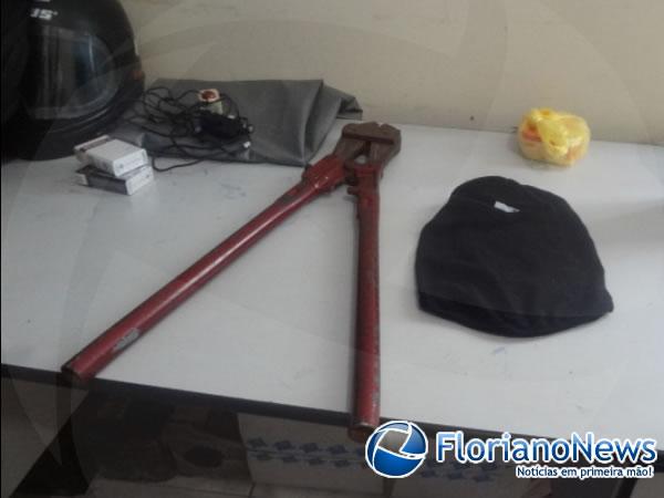 Alicate e balaclava apreendidos pela Pol&iacute;cia.(Imagem:FlorianoNews)