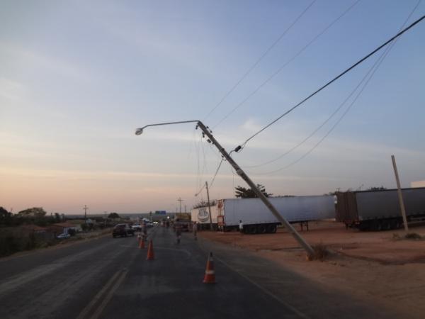 Carreta bate em poste e provoca falta de energia no bairro Sambaíba